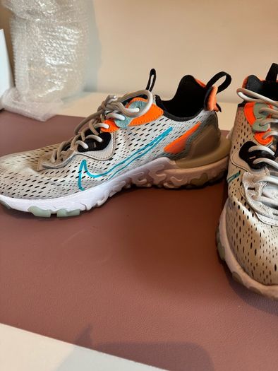 Unisex Nike Runners - Size UK8 / EU42.5