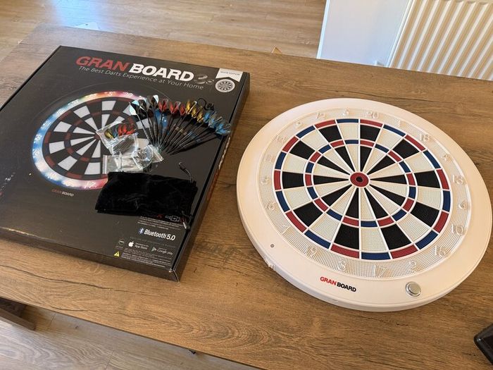 GranBoard 3s White Edition Dartboard with 12 KOTO Soft-Tip Darts
