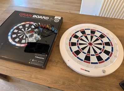 GranBoard 3s White Edition Dartboard with 12 KOTO Soft-Tip Darts
