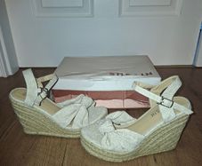 Brand NEW beautiful jute platform sandals, size 4
