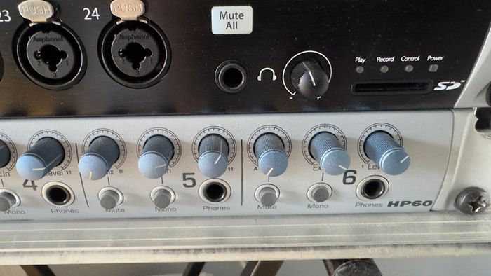 Presonus 32R + HP60 6-Channel headphone amplifier & Flight Case