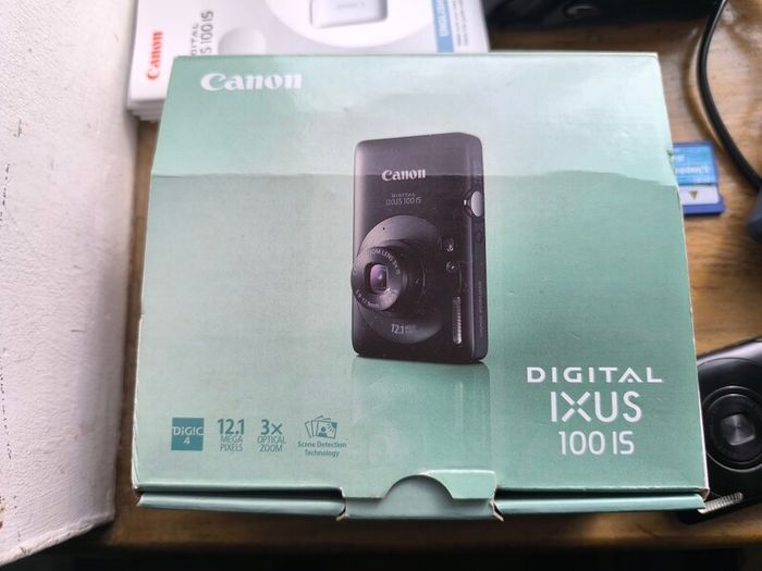 Canon IXUS 100 IS Digital Camera