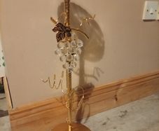 gold-finished, freestanding decorative stand features a clear glass top tray