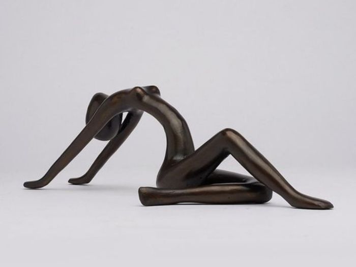 Minimalist Posing Lady - Bronze