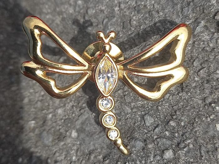 Vintage jewelry is sold individually for 5 to 10 euros