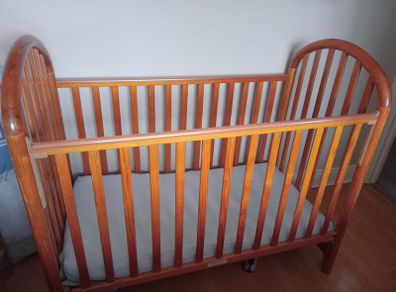 Infant cot made of solid wood in top condition