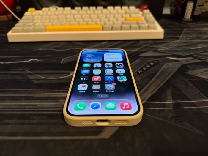 Mint iPhone 14 Pro and over 30 cases