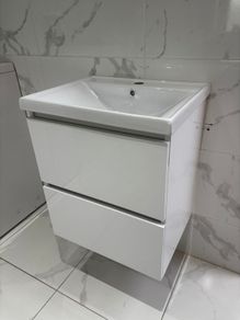 Special offer deal Brand New 500 Gloss White Wall Hung Unit and Basin