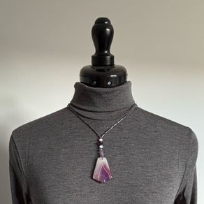 Agate pendant with beaded chain