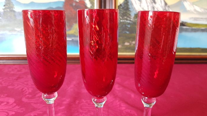 3 Piece Ruby Red Stemmed Swirl Champagne Flutes / Glasses