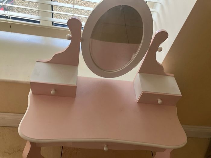 kids make up table