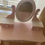 kids make up table Image 3