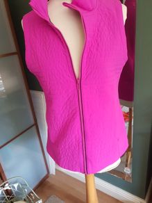 Under Armour Lightly Padded / Quilted Magenta Sleeveless Jacket - Gilet - Size S / M.