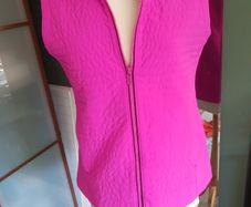 Under Armour Lightly Padded / Quilted Magenta Sleeveless Jacket - Gilet - Size S / M.