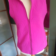 Under Armour Lightly Padded / Quilted Magenta Sleeveless Jacket - Gilet - Size S / M.