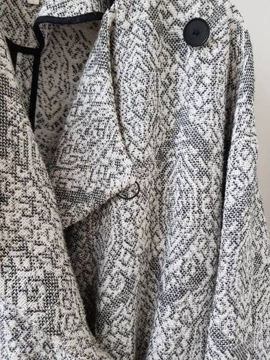 Maje black and white Gadget coat. Mid-weight cotton-jacquard. Front slit pockets, goat trim, fully lined. Asymmetric button fastenings through front. 79% cotton