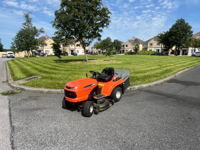 Ride on lawnmower
