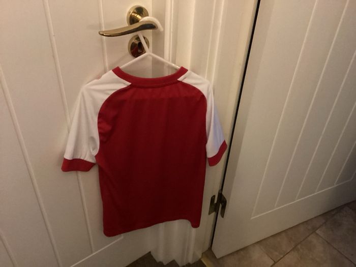 Football T-shirt age 8