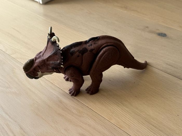 Mattel Jurassic World: Chaos Theory Netflix - Wild Roar Pachyrhinosaurus Dinosaur Figure with Continuing Head Strike & Roar Sound