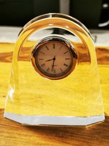 Quartz clock in glass housing