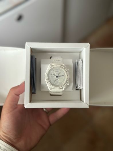 Swatch x Omega Bioceramic Mission To Earthphase Moonshine Gold "Cold Moon" SO33W701L