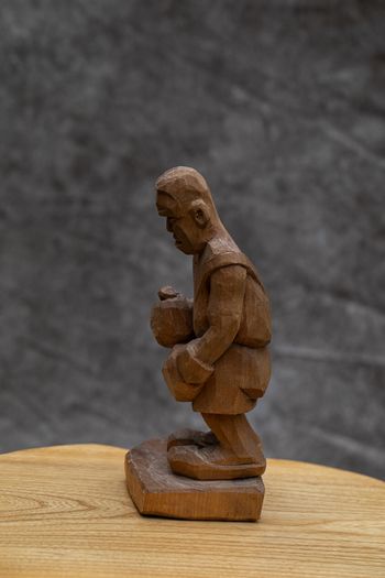 Sculptures, portraits made of wood.