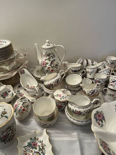 Aynsley dishes.Pembroke.Sold in total.