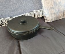 Cast iron pot