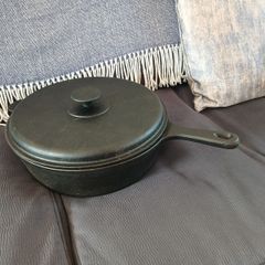 Cast iron pot