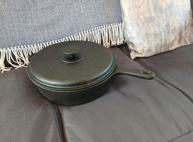 Cast iron pot