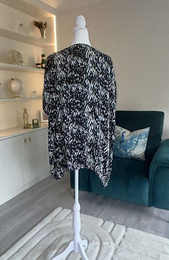 Ladies Black & White Short Sleeved Top from Kaffa Curve Size: UK 20 / EU 48
