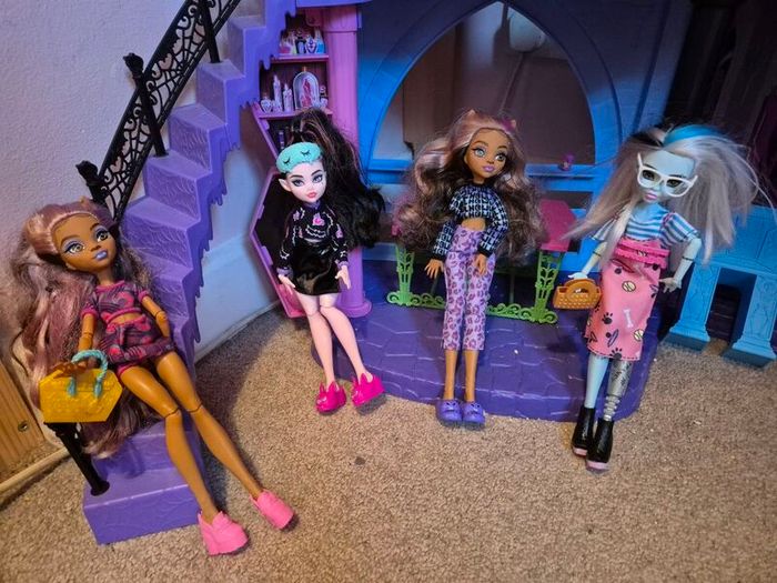 Monster High School + 4 dolls