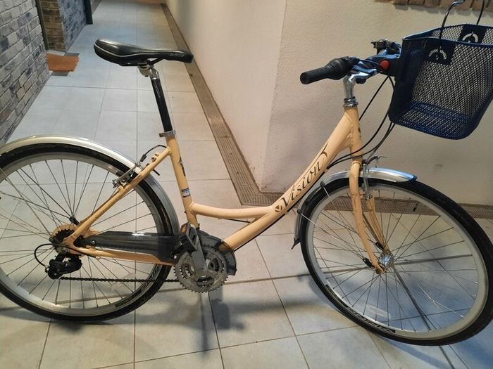 ladies city bike( can deliver)