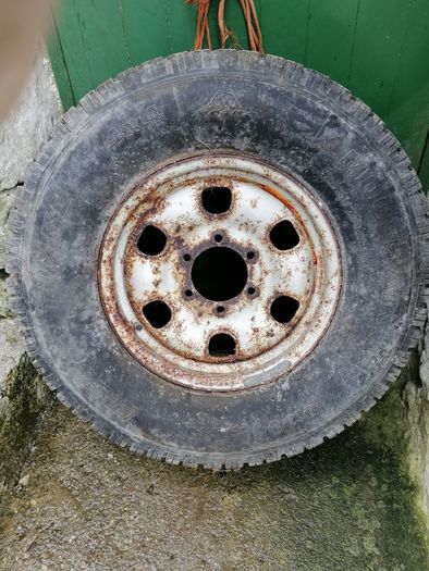 toyota hilux /landcruiser old 16" rim x 2 with only 1 bad tyre on..