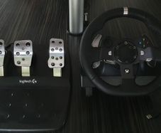 Logitech G920 Racing Wheel + Pedals