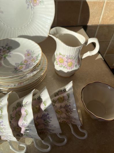 Vintage Royal Tara 21 piece set Irish Blossom in Mint condition
