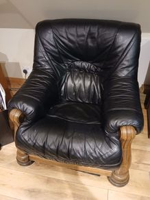 2 leather armchairs with wooden frame