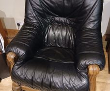 2 leather armchairs with wooden frame