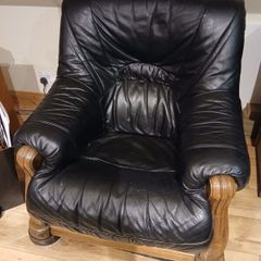2 leather armchairs with wooden frame