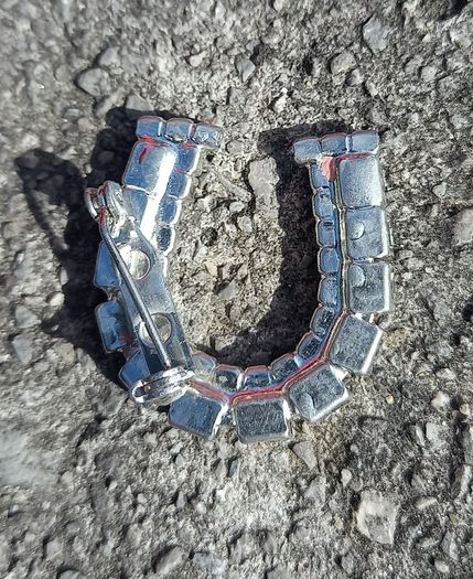 Vintage jewelry is sold individually for 5 to 10 euros