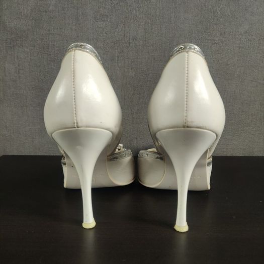 White high heels, size 6