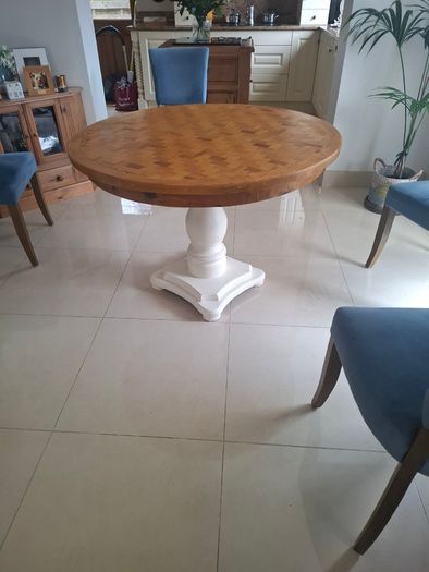 Solid wood round table with parquet top
