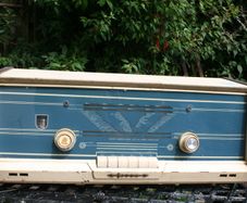 Vintage Bakelite Sierra Radio