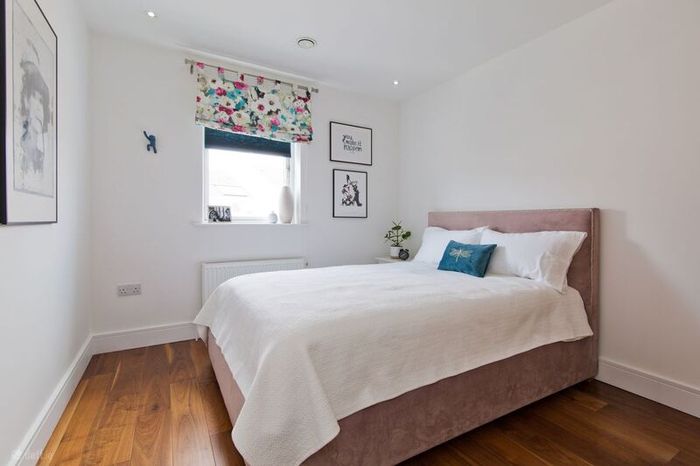 Elegant Double Bed.  Perfect condtiions. UK Made.