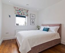Elegant Double Bed.  Perfect condtiions. UK Made.