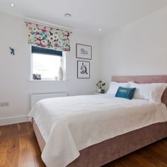 Elegant Double Bed.  Perfect condtiions. UK Made.