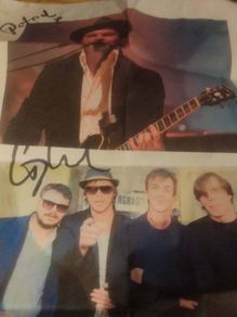 Signed band photograph - music memorabilia. Gaz Coombes From Supergrass.