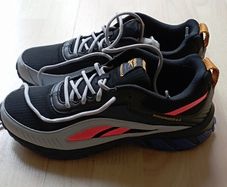 Sports shoes