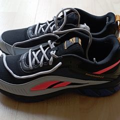 Sports shoes
