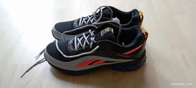 Sports shoes